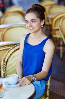 Güzel genç Paris kadın Cafe