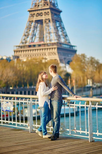 Pareja romántica joven en París — Foto de Stock