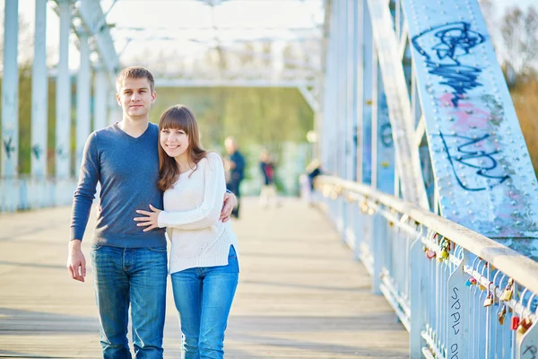 Jonge romantisch paar in Parijs — Stockfoto