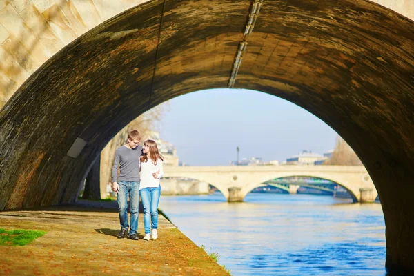 Beautiful couple in Paris walking by the Seine — Stock Photo, Image