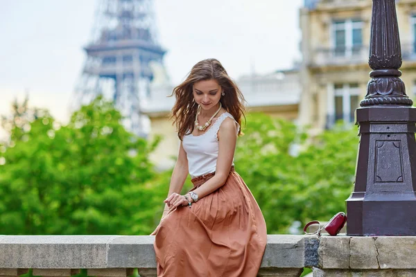 Bela jovem mulher parisiense — Fotografia de Stock