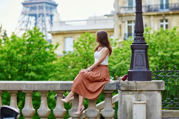 Vacker ung kvinna som parisiska — Stockfoto