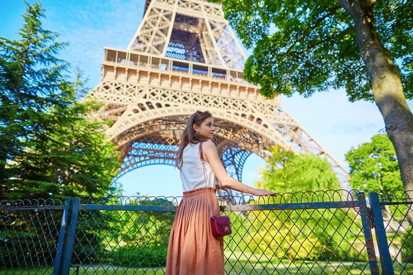 Vackra turist i Paris — Stockfoto