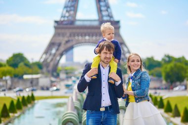 Üç Paris mutlu aile