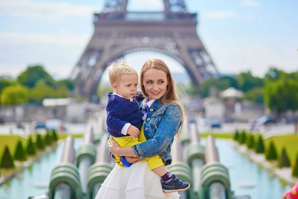 Mãe e bebê perto da torre Eiffel — Fotografia de Stock