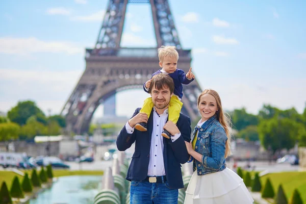 Ευτυχισμένη οικογένεια τριών στο Παρίσι — Φωτογραφία Αρχείου