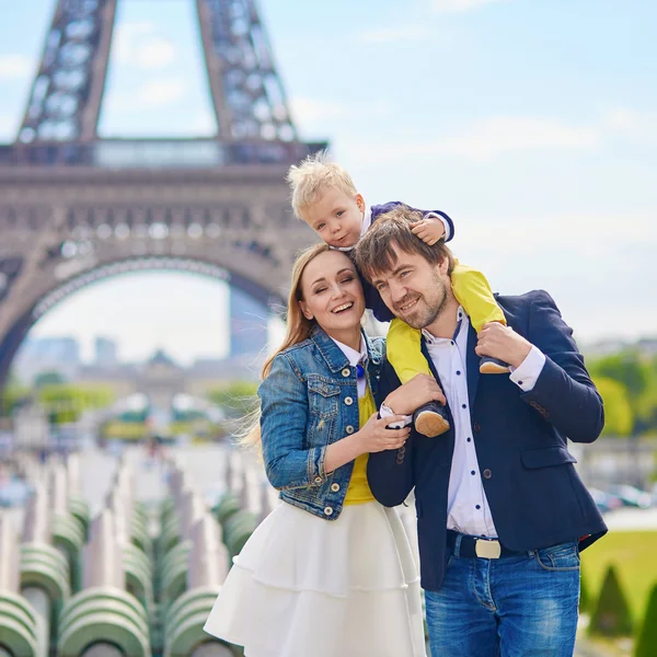 Happy family of three in Paris — Stock Photo, Image