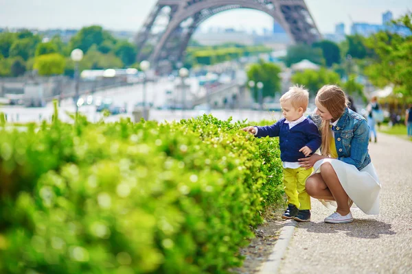 Madre y bebé cerca de la Torre Eiffel —  Fotos de Stock