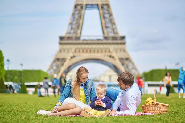 Família fazendo piquenique em Paris — Fotografia de Stock