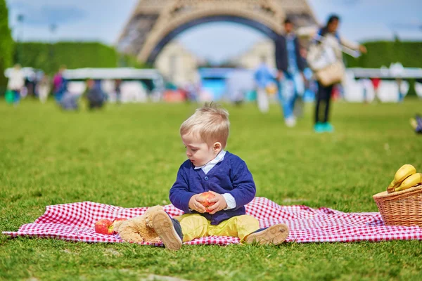 パリのアップルを持った少年 — ストック写真