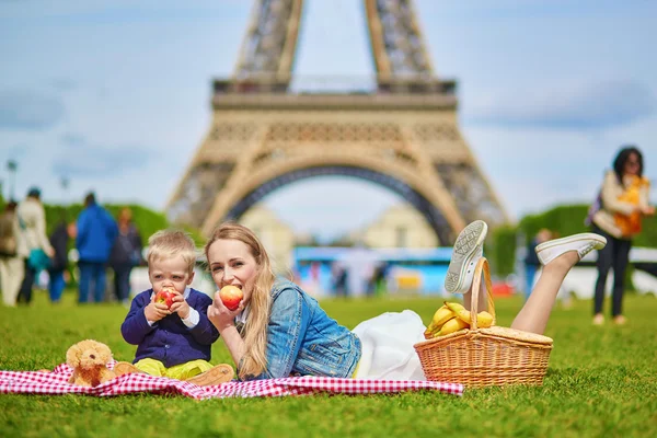 Familia de picnic en París — Foto de Stock