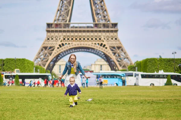 Madre y bebé cerca de la Torre Eiffel —  Fotos de Stock