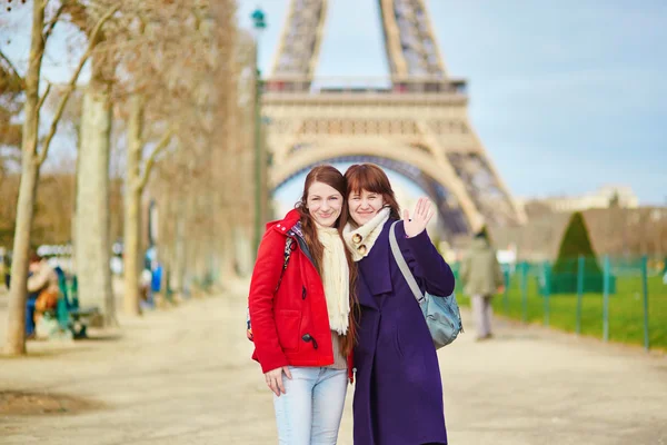 Zwei fröhliche Mädchen in Paris — Stockfoto