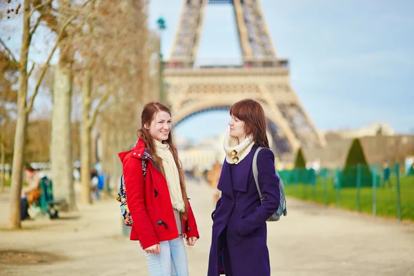 Paris'te iki neşeli kız — Stok fotoğraf