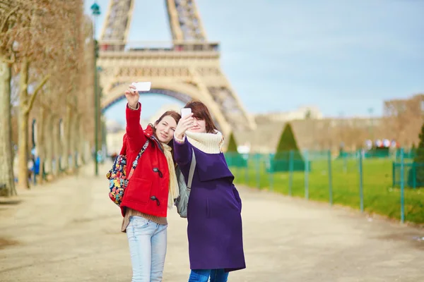 Paris'te iki neşeli kız — Stok fotoğraf