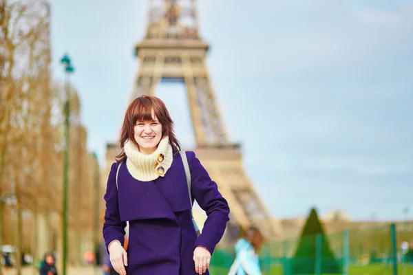 Belle jeune touriste heureuse à Paris — Photo