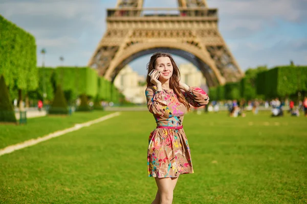 Jeune femme à Paris parlant au téléphone — Photo