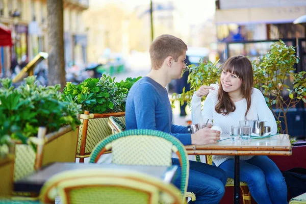 Bir tarih olan genç Romantik Çift — Stok fotoğraf