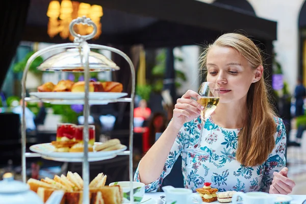 Krásná mladá žena ve Francouzské restauraci — Stock fotografie