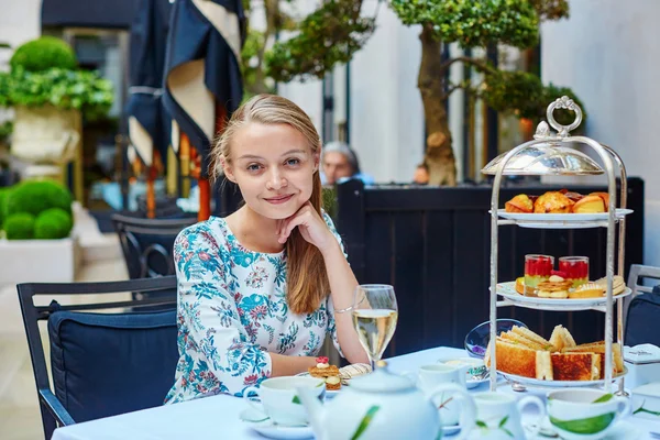 Bella giovane donna nel ristorante francese — Foto Stock