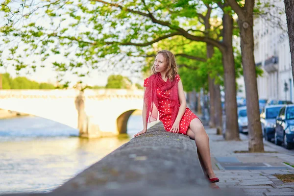 Hermosa joven en París — Foto de Stock