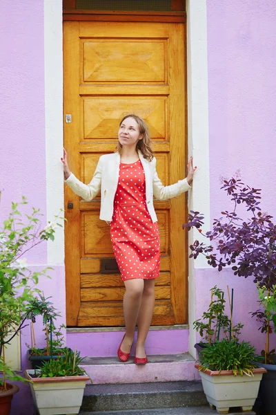 Schöne junge Frau in Paris — Stockfoto