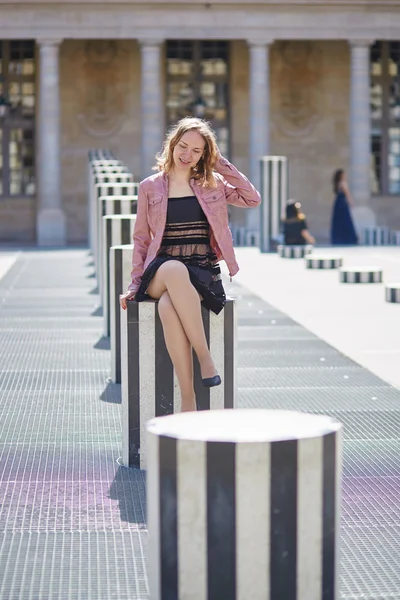 Mooie jonge vrouw in Parijs — Stockfoto