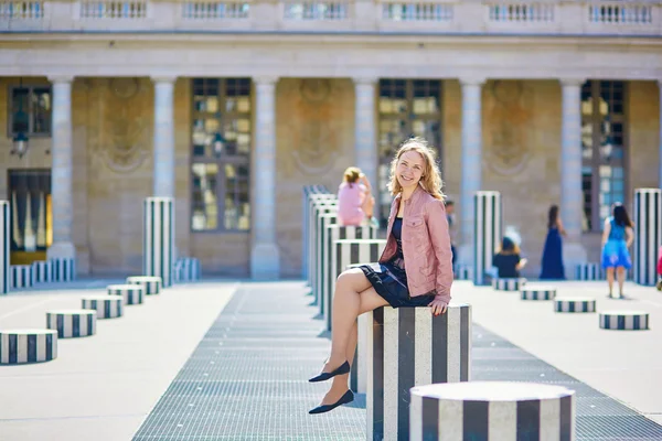 Beautiful young woman in Paris — Stock Photo, Image