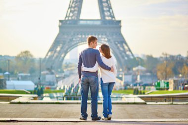 Paris'te genç Romantik Çift