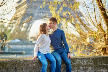 Paris'te genç Romantik Çift