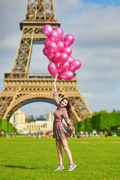 Bella giovane donna a Parigi — Foto Stock