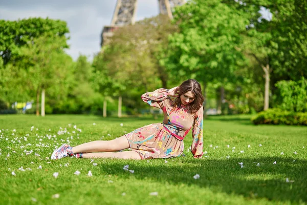 Beautiful young woman in Paris — Stock Photo, Image
