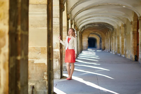 Vacker ung kvinna i paris — Stockfoto