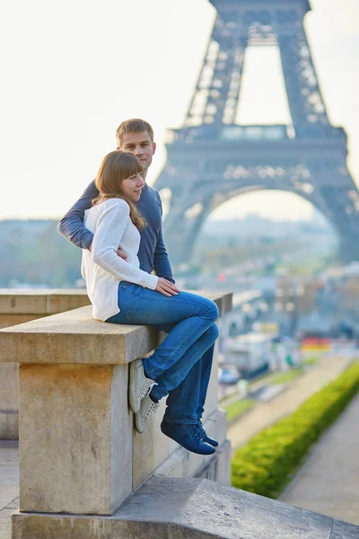 Młoda para romantyczny w Paryżu — Zdjęcie stockowe