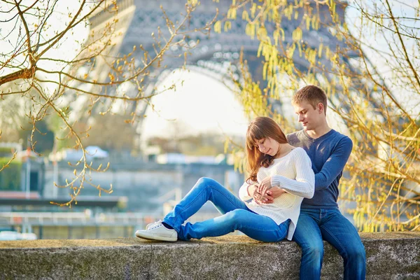 Jonge romantisch paar in Parijs — Stockfoto