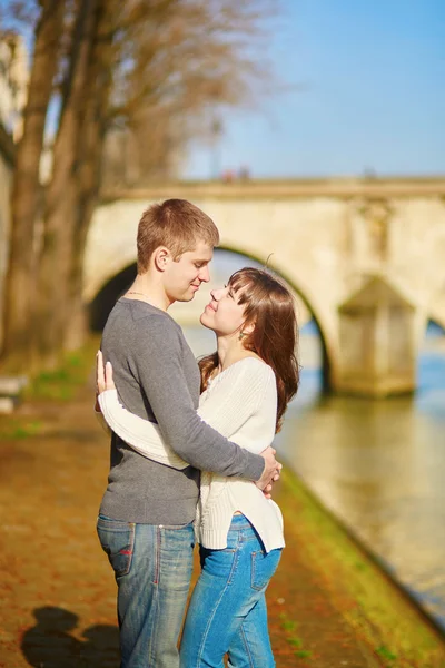 Mladý romantický pár v Paříži — Stock fotografie