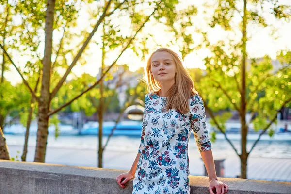 Hermosa joven en París — Foto de Stock