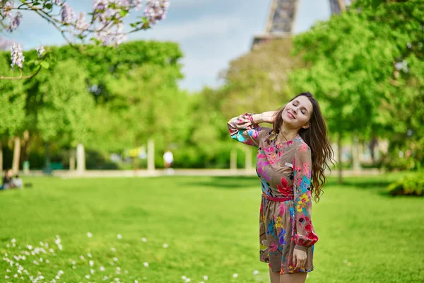 Beautiful young woman walking in Paris — Stockfoto