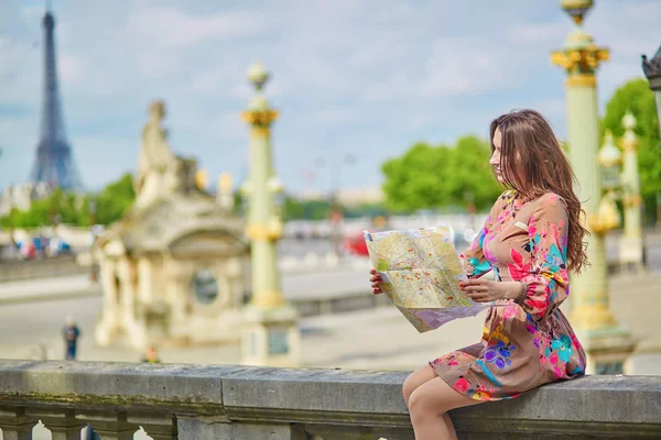 Güzel genç turist harita ile — Stok fotoğraf