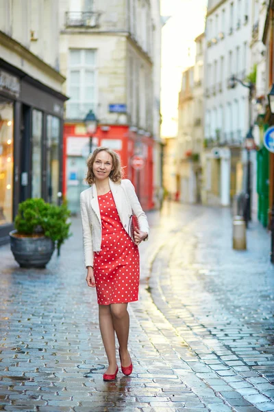 Beautiful young woman walking in Paris — Stock fotografie