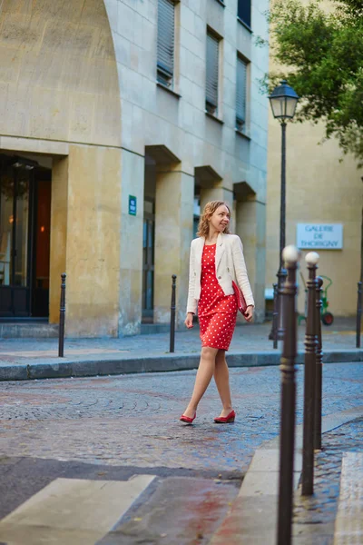 Beautiful young woman walking in Paris — Stockfoto