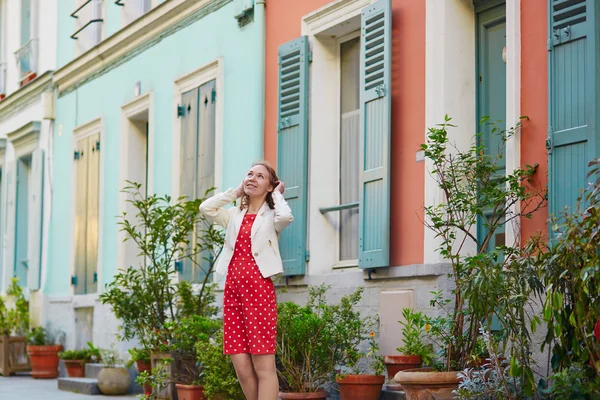 Schöne junge Frau zu Fuß in Paris — Stockfoto