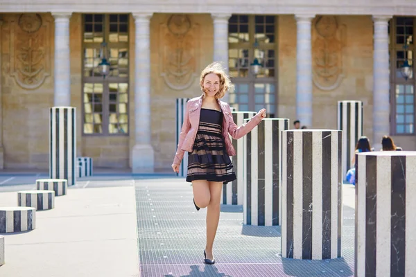 Schöne junge Frau zu Fuß in Paris — Stockfoto