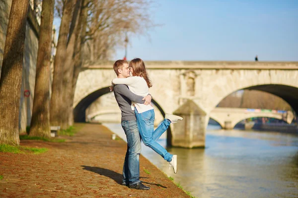 Romântico namoro casal em Paris — Fotografia de Stock