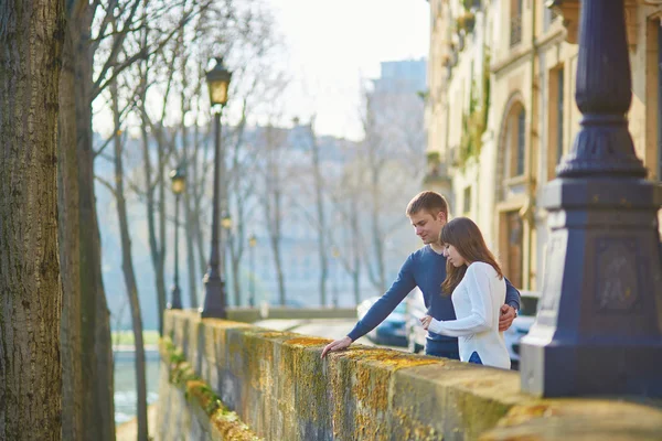 Romantic dating couple in Paris — Stock Photo, Image