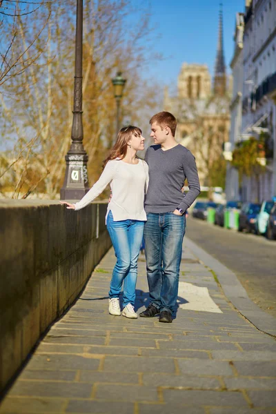 Romantické rande pár v Paříži — Stock fotografie