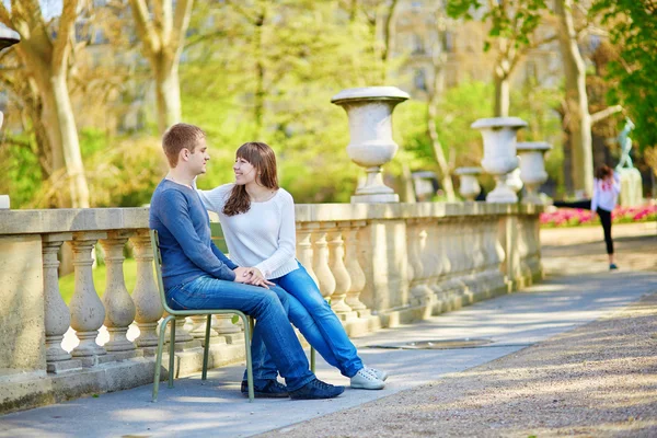Romántico citas pareja en París — Foto de Stock