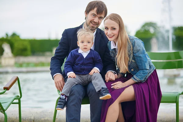 Glückliche dreiköpfige Familie in Paris — Stockfoto