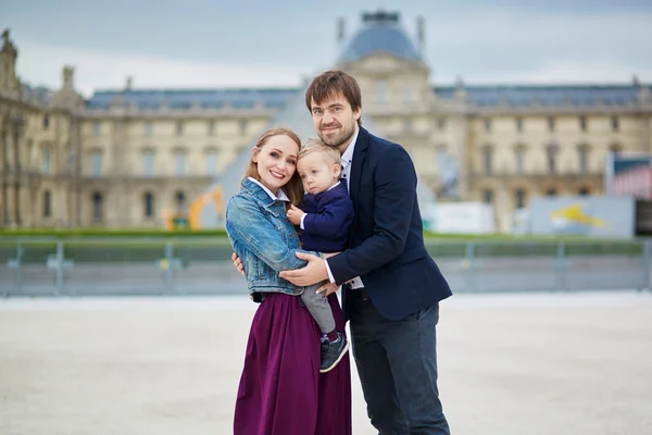 Happy family of three in Paris — Stock Photo, Image