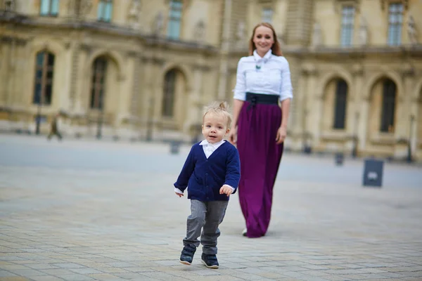 Mother and baby in Paris — Stockfoto